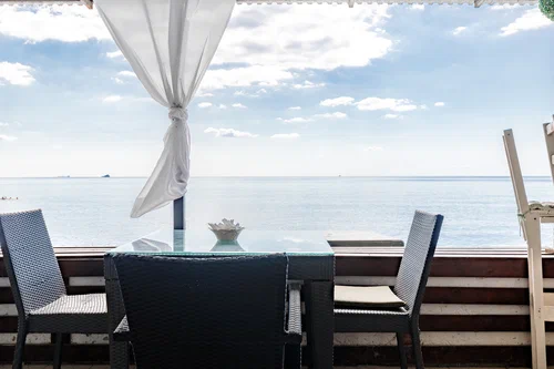 Кафе на берегу моря